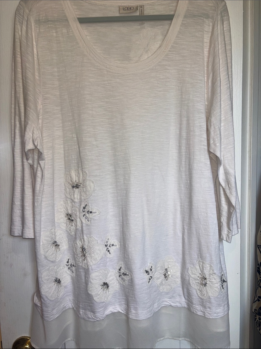 LOGO…WHITE TUNIC WITH FLORAL APPLIQUÉ AND WHITE SHEER RUFFLE BOTTOM HEM SIZE XL